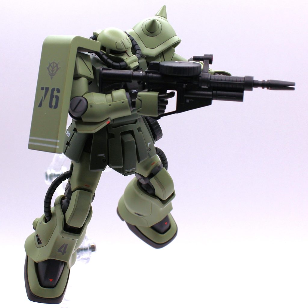 肘関節は90°程度しか曲がらず、可動範囲自体は決して広くないですが、マシンガンも無理なくガシっと構えがキマって素晴らしいです。