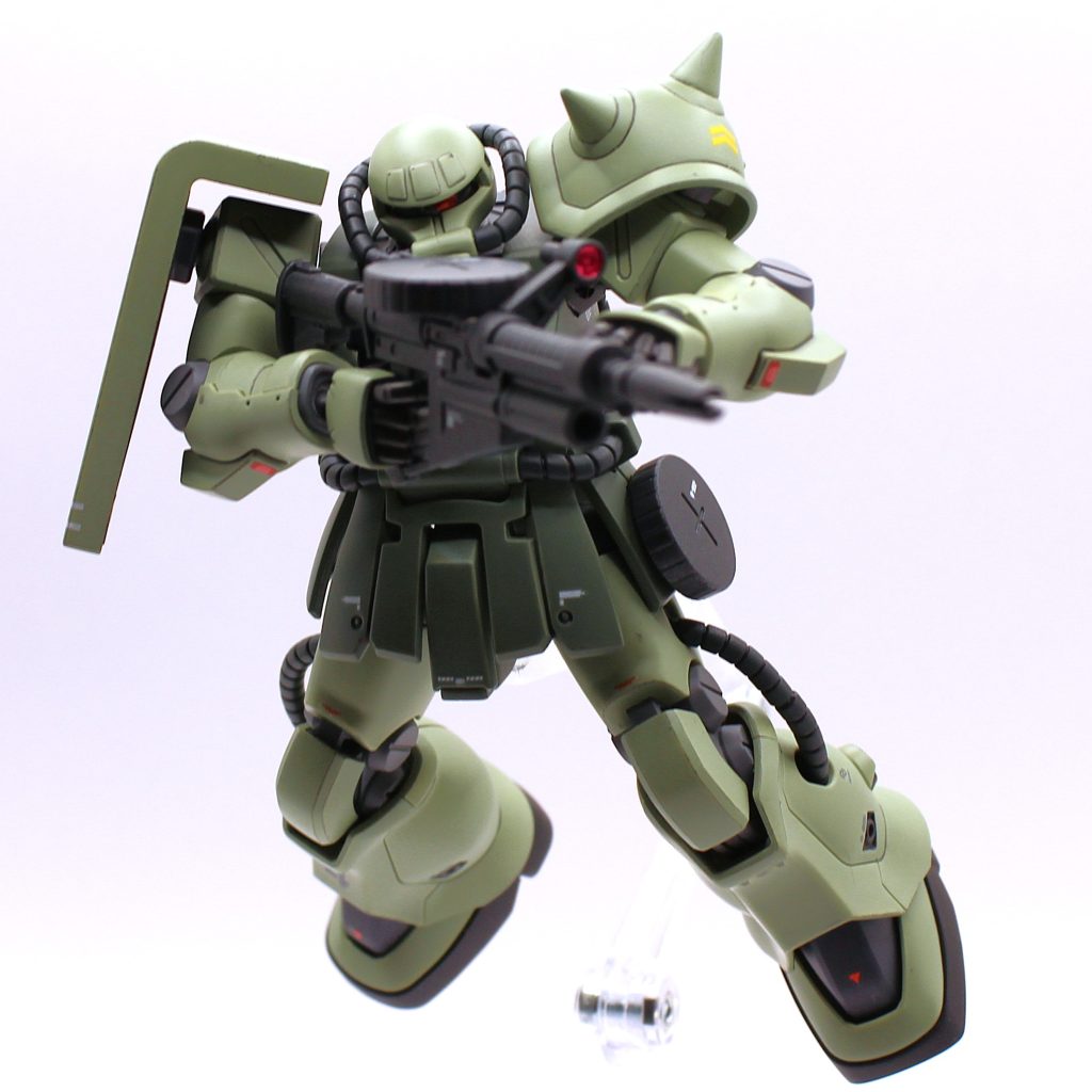 肩アーマーの接続部のPCが結構丸見えだったり、胴体の動力パイプの切り欠きがおもちゃっぽかったりと、細かく見ると気になる点がありますので、次本キットに臨む時はこの辺りに手を加えてみたいなと思います。