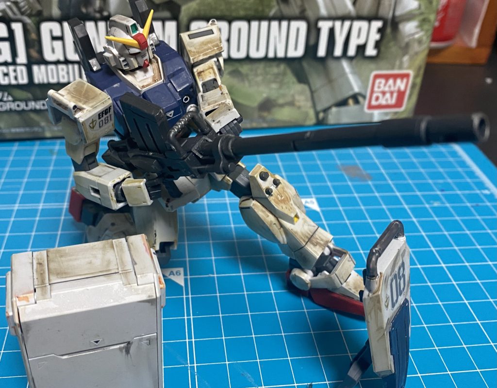 続きまして、またまた『輝き撃ち』の構え！コンテナを横に置いて臨場感を出してみたり(gundam-kao3)