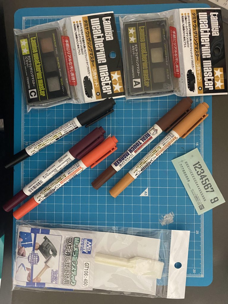 ウェザリング塗装で使ったアイテムです。①Mr.メラミンシートでかんたん艶消し②リアルタッチマーカーグレー3で全体をウェザリングして軽くウォッシング③リアルタッチマーカーオレンジ、レッド、ウェザリングマスター赤サビでサビ塗装④リアルタッチマーカーブラウン、ウェザリングマスターサンドで下半身の土汚れ塗装⑤リアルタッチマーカーイエロー、ウェザリングマスターライトサンドで上半身の土汚れ塗装⑥ウェザリングマスターシルバーで銀剥げ塗装最後につや消しトップコートでウェザリング塗装完成‼️