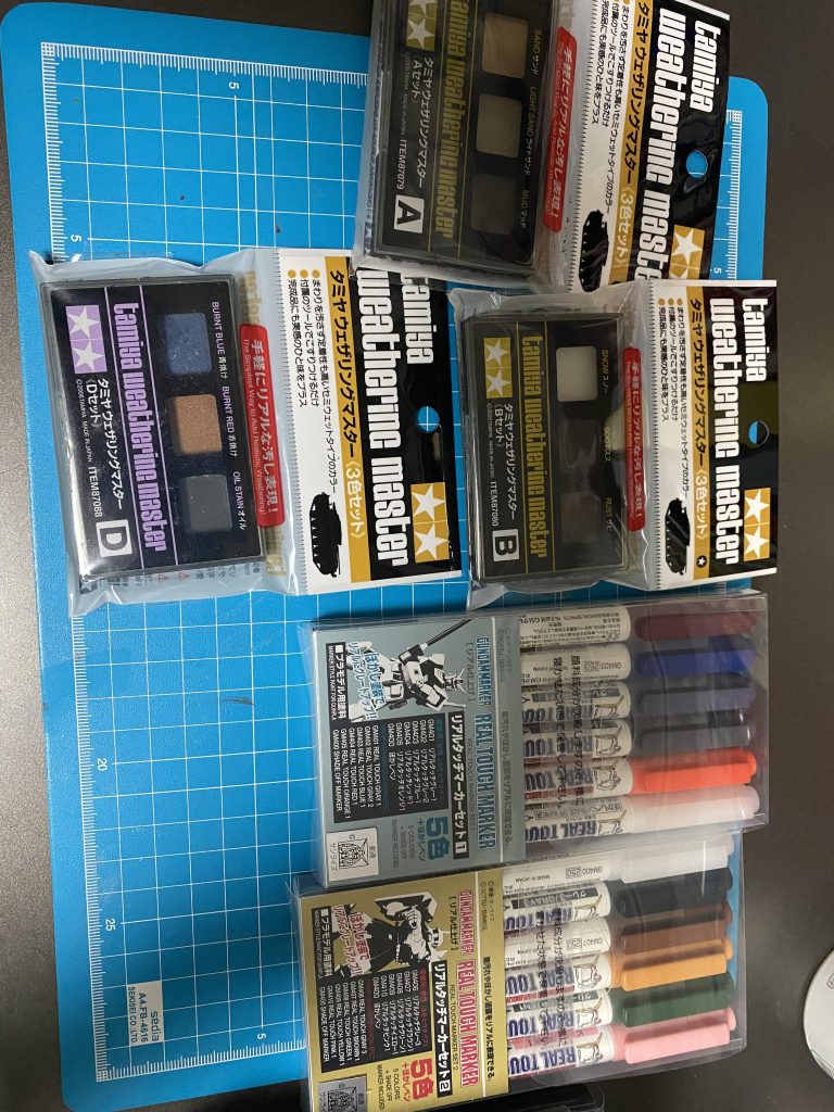 ウェザリング塗装で使ってるリアルタッチマーカーとウェザリングマスターです。実は、GUNSTAに登録するまでウェザリング塗装した事ありませんでした🫢皆さんの投稿されてる作品に刺激を受け挑戦してみたのが始まり‼️今では、ウェザリング塗装が楽しくて楽しくてたまんねぇ👍まだまだ、勉強、研究中ですがウェザリング塗装の楽しみを知りました！皆さん、ホントありがとう😊