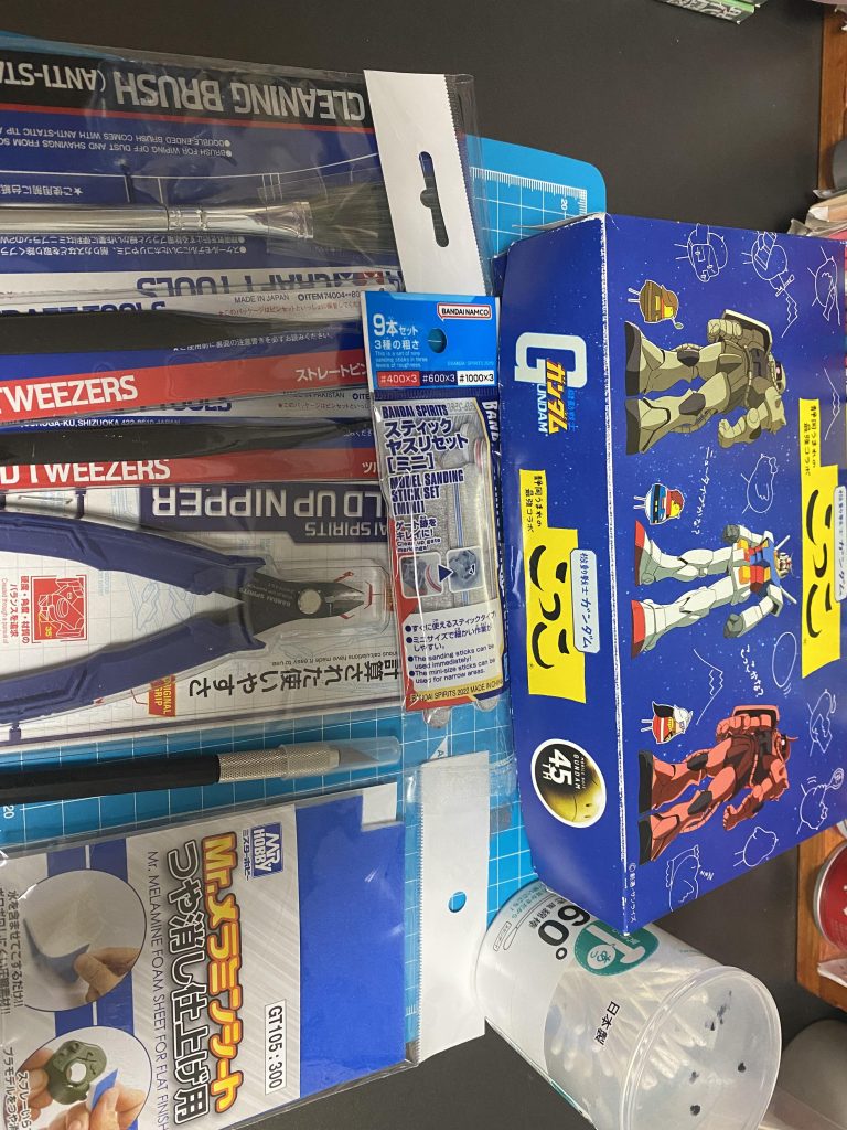 組み立てに使ってる主な道具達です。皆さんが使ってる道具に比べたら大したもの使ってません。まだまだ収集段階なんですよねぇ(gundam-kao5)収納箱は静岡で旅行土産に買ったガンダムとコラボしたお菓子『こっこ』の箱がちょうど良い大きさでしまってますw