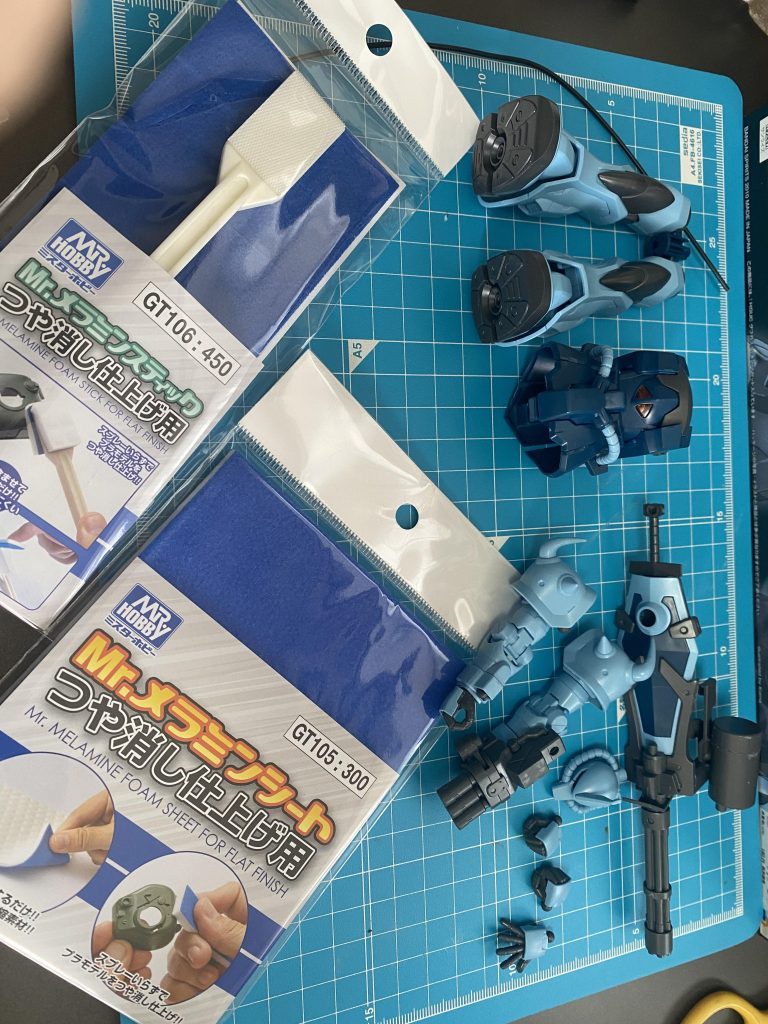 ここからは、草薙かんた流になるのかな？かんた流のガンプラ作製の楽しみ方ですね。自分は、基本ガンプラは無塗装、成形色で墨入れ、マーカーで部分塗装して最後に必要に応じてウェザリング塗装で完成って感じで作ってます。実は、自分は塗料やスプレーの独特な匂いを長時間嗅ぐと体調を崩してしまう体質なんです(gundam-kao9)ひどい場合は、気絶します。なので塗料やつや消しスプレーを長時間使えないんですよ😭でも、ガンプラ作るならカッチョいい〜の作りたいじゃないですかぁ。つや消ししたいじゃないですかぁ。そんな、かんたに救いの手を差し伸べてくれたのが『Mr.メラミンシート』です。メラミンスポンジの上位互換です。素組みのガンプラを擦るだけでスプレーいらずで簡単つや消し可能❣️メラミンスポンジみたいにポロポロとカスが出にくいのもグー👍さらに、墨入れやウェザリング塗装のノリが良くなるので助かってます😍