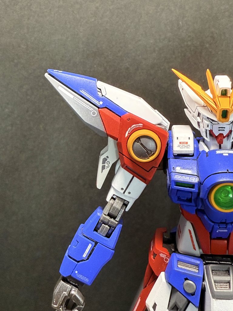 肩にスジ彫りを追加し、丸い部分と肩をグレーで塗り分けました円形にマスキングするのが難しかった😥円形マスキング欲しい…