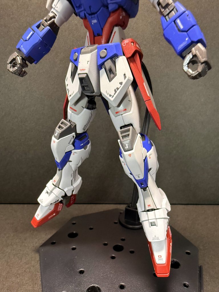 下半身をアレンジして色替え上半身は派手なのに下半身が地味だったので、差し色にブルーと濃グレーを入れて上半身とのバランスをとってみました