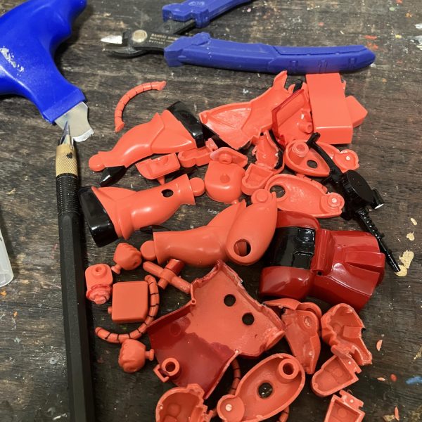 エポパテとか使って固定しました。今回は足首も使うので、丁寧に分割しました。（2枚目）