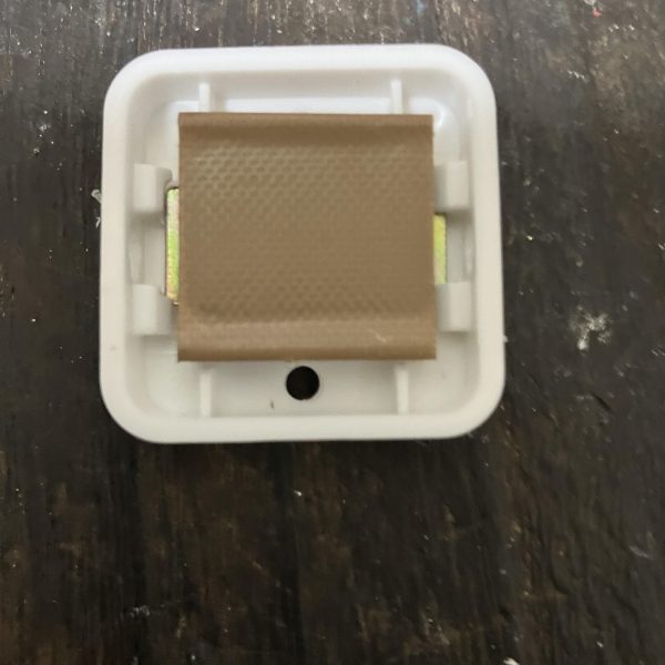 100均の磁石に3mm穴開けて、3mmランナーさして，洗濯機に貼り付けました。（2枚目）