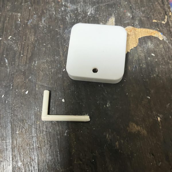 100均の磁石に3mm穴開けて、3mmランナーさして，洗濯機に貼り付けました。（3枚目）