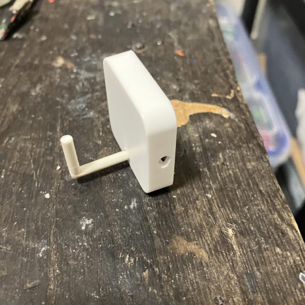 100均の磁石に3mm穴開けて、3mmランナーさして，洗濯機に貼り付けました。（4枚目）