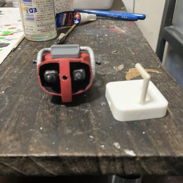 100均の磁石に3mm穴開けて、3mmランナーさして，洗濯機に貼り付けました。（5枚目）