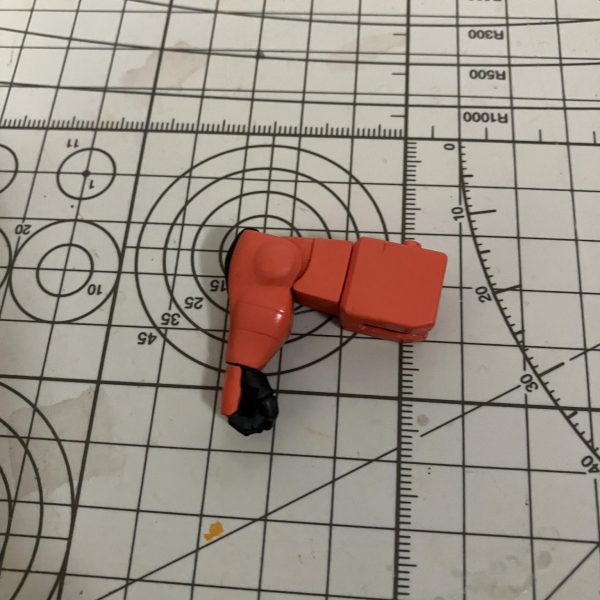 腕は二の腕の部品が邪魔足は動力パイプが邪魔して動かない。（2枚目）