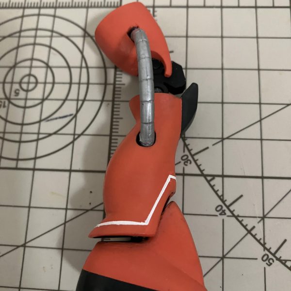 腕は二の腕の部品が邪魔足は動力パイプが邪魔して動かない。（4枚目）