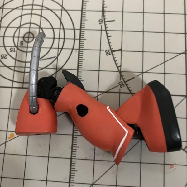 腕は二の腕の部品が邪魔足は動力パイプが邪魔して動かない。（3枚目）