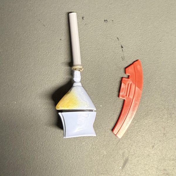 ギャンの盾、、、好きなんですけどね。。。好きなんですけど、、、小学生のころからのモヤっとがどうしても消えなくて、、盾なのにミサイル満載、、しかも、、弾頭見えてるって、、盾じゃなくない？？子供の頃からのモヤモヤ、、大人になってもまだ、、、&nbsp;いや、、ここは触れてはいけない、、玉手箱、&nbsp;あ、さて、、とりあえず顔をちまちま触ってます。◎アンテナはランナー溶着して伸ばしました。◎顔少しパテ盛り中◎頭に斧が刺さりました。。◎肩にザクハーフキャノンの余ったパーツをのってみました。。（5枚目）