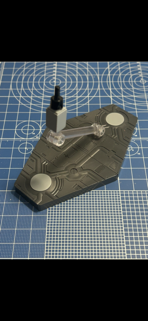 台座はこのように制作しています。モビルアーマーはボールジョイントで角度自在に飾れるようにするのが好きです。