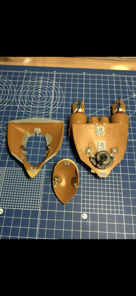 ハッチ、ボディ上部と裏カバーは磁石で取り外し可能としています。位置調整に苦労しました。