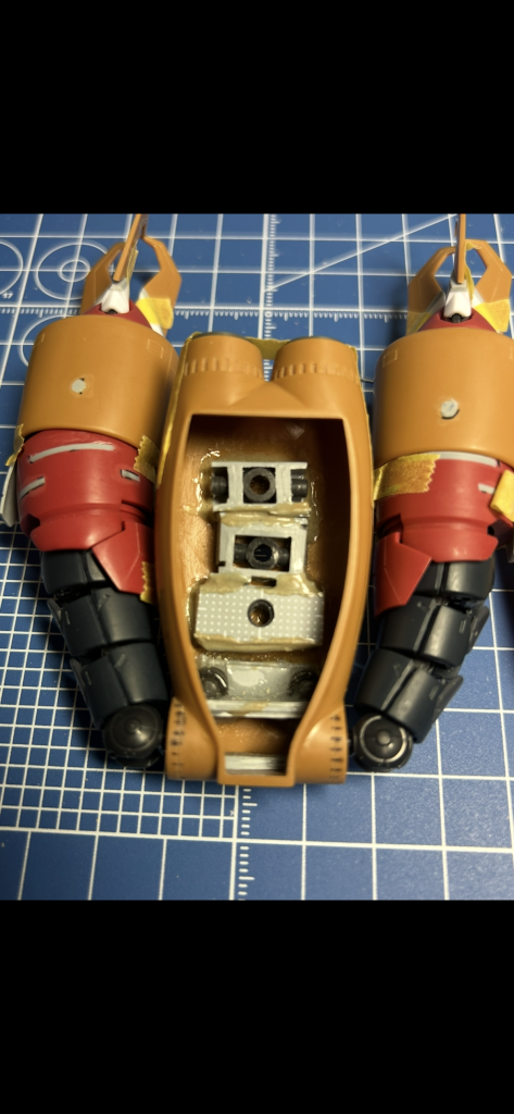 ズゴックのアームのミキシング過程です。基部部分もポリキャップで取り外し可能にしています。