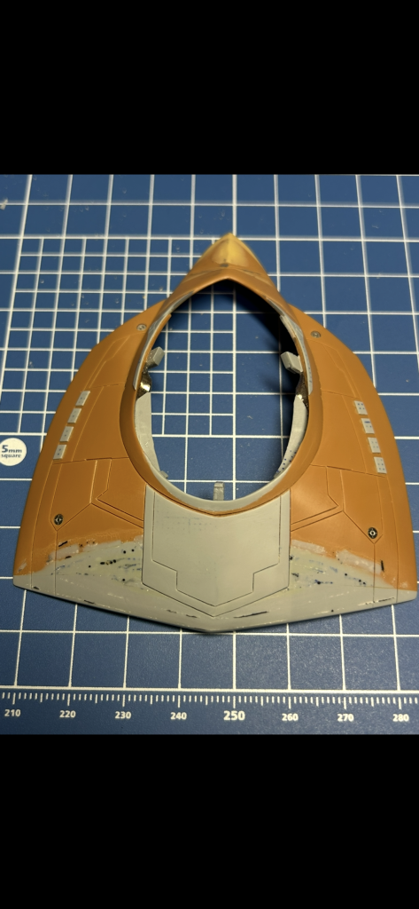 グレー部分がプラ板とパテで延長した部分です。表面処理とサフ、気泡埋めを繰り返しました。