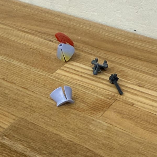 とりあえず、、光らせてみました。。真ん中にLED仕込んで終わりにしようかと思ったのですが、、やっぱり表情変えたくて、、WAVEだったか、コトブキヤだったかのポリキャップを顔に仕込みLEDのせてUVレジンで固めてって、ドムならこんな感じでオッケーだったのですが、、ギャンさん顔が子顔だから、、顔の中が干渉して動かせない。。再度筒無しで作りました。。色、、青色もいいかなぁ〜って思ったのですが、写真写りがあまり良くないんですよね。。。&nbsp;以前、改修したホワイトオーガーようやく依頼者の元に送る事になったのですが、、梱包の時に「ボキッ！！」古傷が、、、やはり、アルミ削り出しのバズーカが重いのもあって、、また付け根から、、、只今、修理＋補強中。。。（2枚目）