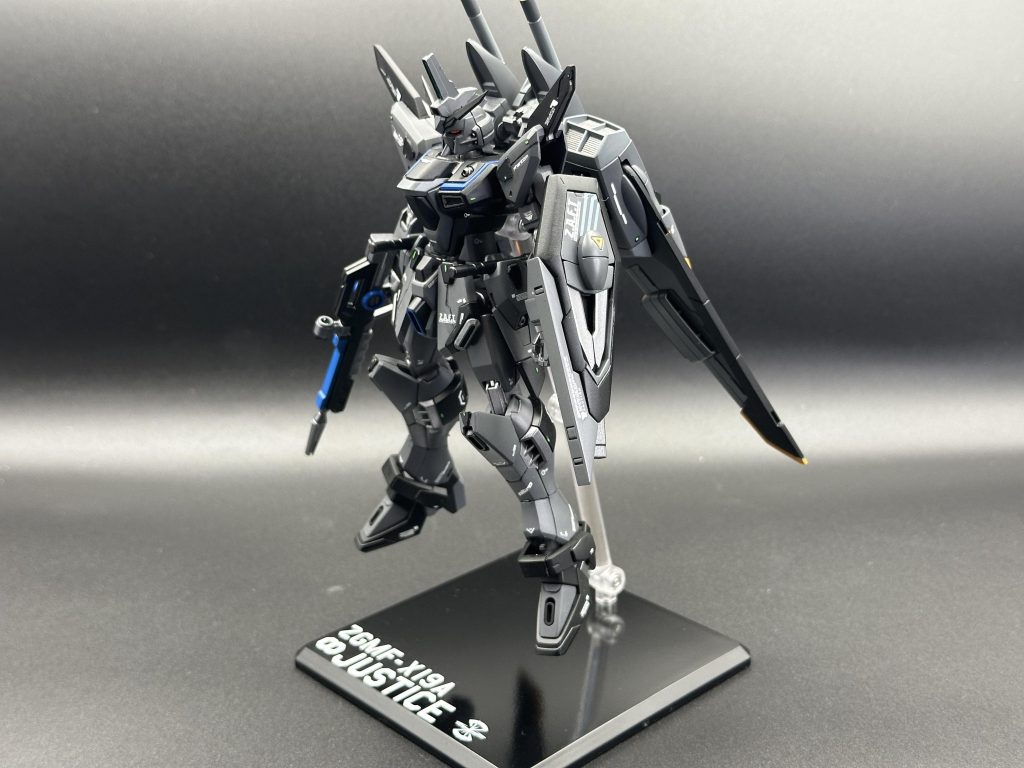 マットブラック、ジャーマングレイをベースに、内部フレームをライトガンメタル、差し色は青にしました。