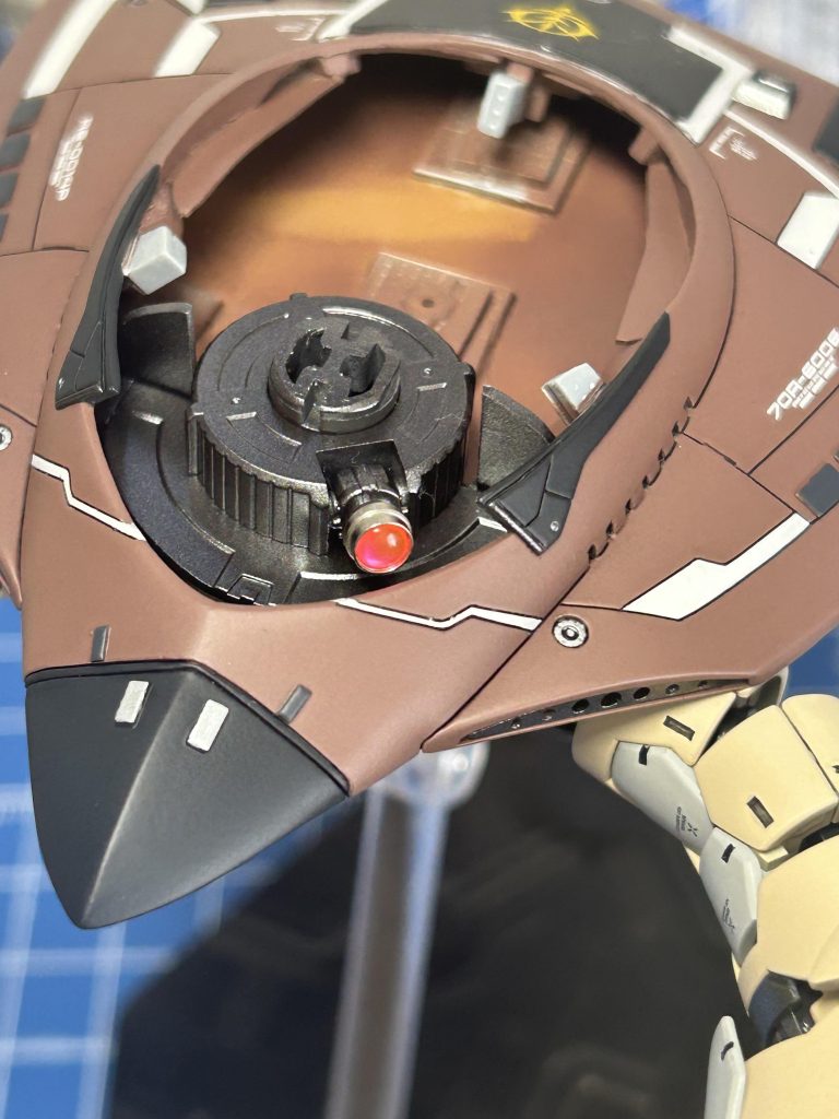 ハッチを切り離して、中にズゴックのモノアイレールを取り付けました。モノアイ可動します。ハッチも磁石で取り外し可能です。