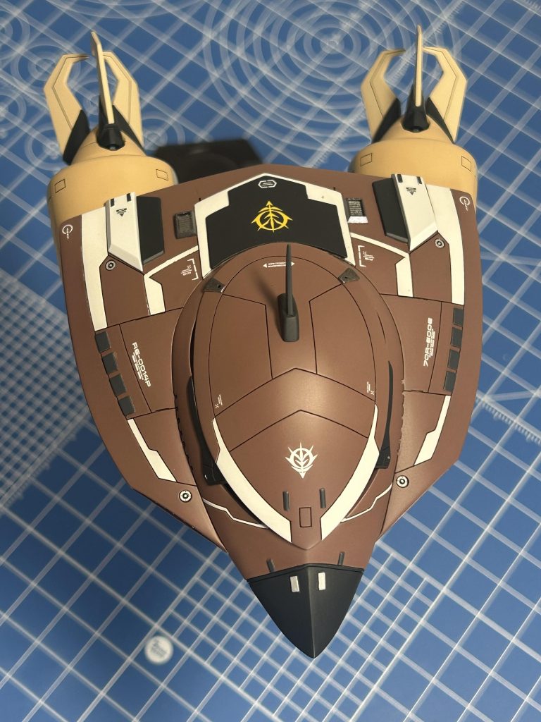 リアは元キットが直線だったので、プラ板で三角に延長しています。ディテールと色分けをやりすぎた気がします。。