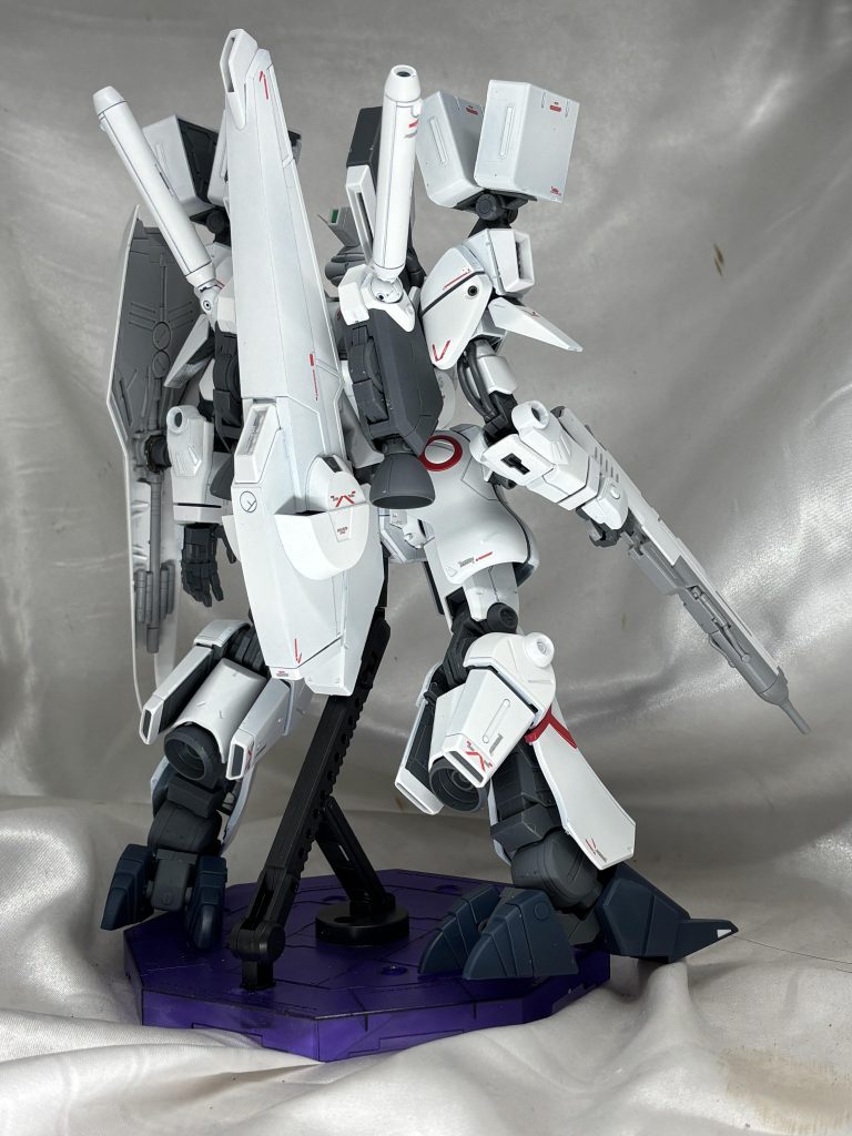 元々装備してた盾はブースター固定として背中に配置しました。白い機体に赤いデカールが映えます。