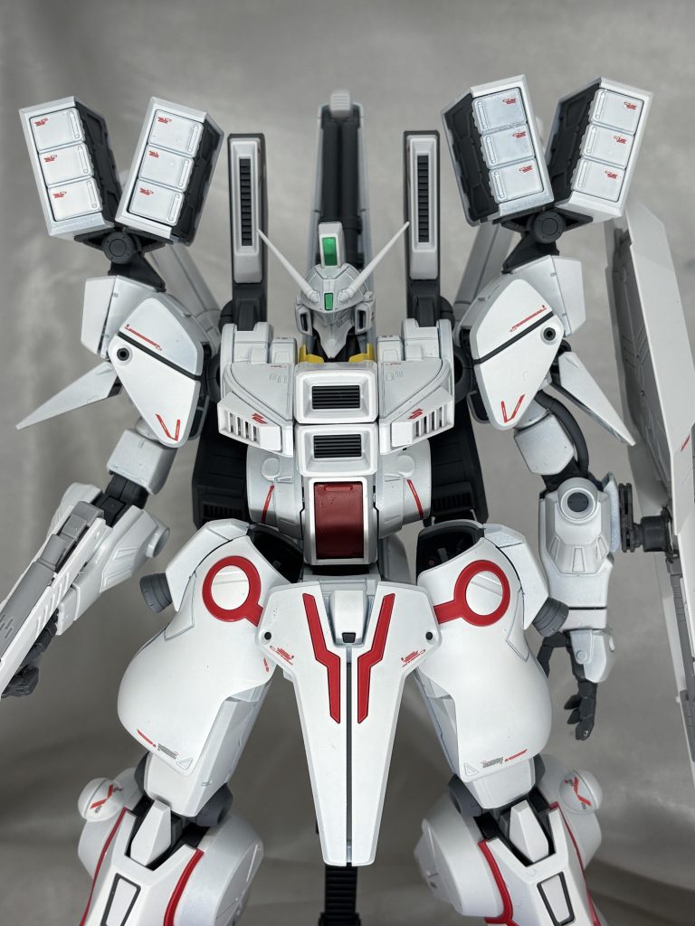 色はグレーサフ→白サフ→ピュアホワイトの三層塗り。でもなんか微妙に青い気もします。