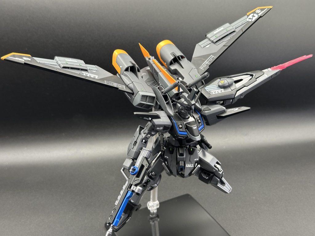 全体的にスジボリやプラ板でディテールアップを図っています。