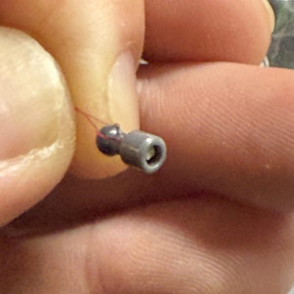 とりあえず、、光らせてみました。。真ん中にLED仕込んで終わりにしようかと思ったのですが、、やっぱり表情変えたくて、、WAVEだったか、コトブキヤだったかのポリキャップを顔に仕込みLEDのせてUVレジンで固めてって、ドムならこんな感じでオッケーだったのですが、、ギャンさん顔が子顔だから、、顔の中が干渉して動かせない。。再度筒無しで作りました。。色、、青色もいいかなぁ〜って思ったのですが、写真写りがあまり良くないんですよね。。。&nbsp;以前、改修したホワイトオーガーようやく依頼者の元に送る事になったのですが、、梱包の時に「ボキッ！！」古傷が、、、やはり、アルミ削り出しのバズーカが重いのもあって、、また付け根から、、、只今、修理＋補強中。。。（3枚目）