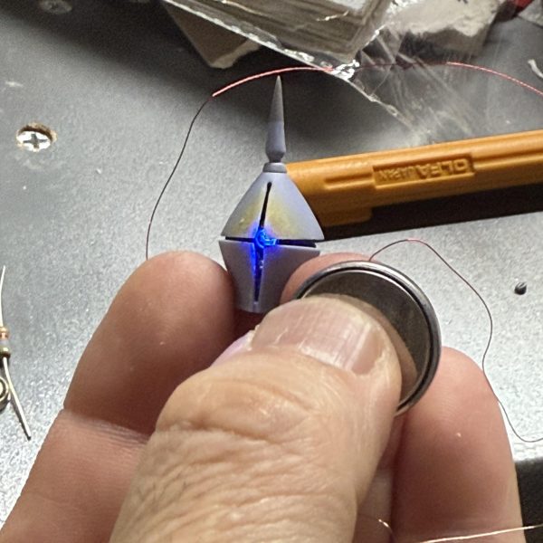 とりあえず、、光らせてみました。。真ん中にLED仕込んで終わりにしようかと思ったのですが、、やっぱり表情変えたくて、、WAVEだったか、コトブキヤだったかのポリキャップを顔に仕込みLEDのせてUVレジンで固めてって、ドムならこんな感じでオッケーだったのですが、、ギャンさん顔が子顔だから、、顔の中が干渉して動かせない。。再度筒無しで作りました。。色、、青色もいいかなぁ〜って思ったのですが、写真写りがあまり良くないんですよね。。。&nbsp;以前、改修したホワイトオーガーようやく依頼者の元に送る事になったのですが、、梱包の時に「ボキッ！！」古傷が、、、やはり、アルミ削り出しのバズーカが重いのもあって、、また付け根から、、、只今、修理＋補強中。。。（5枚目）