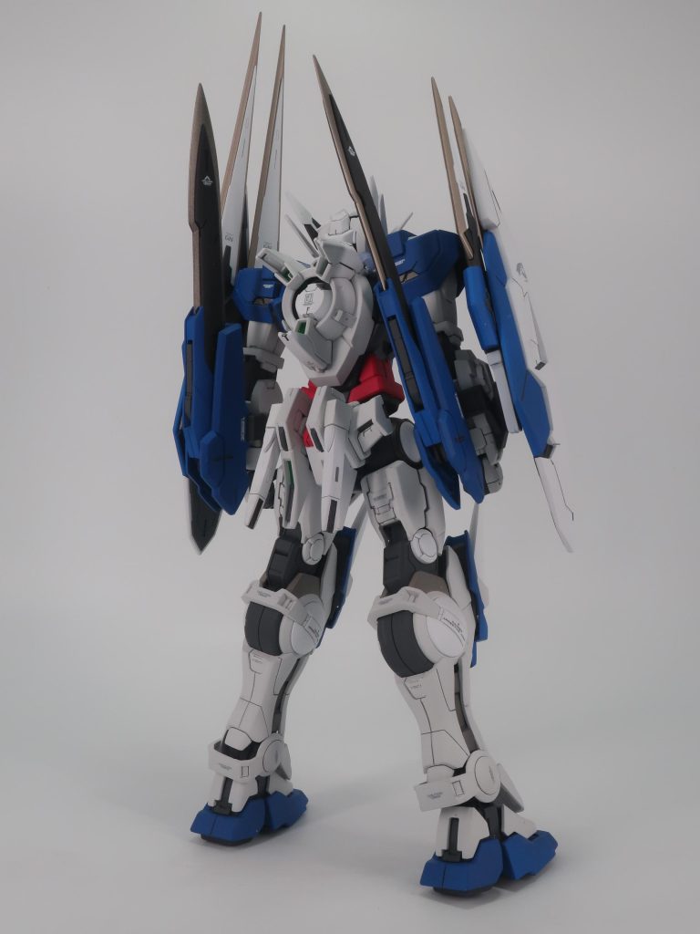 GNビームサーベルの向きを腕の稼働に干渉しないよう下向きに改造しました。