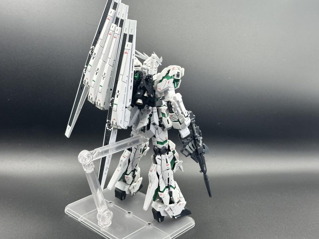 フィンファンネルはマットホワイトとロイヤルライトグレイで白い印象が残るように色を変えています。