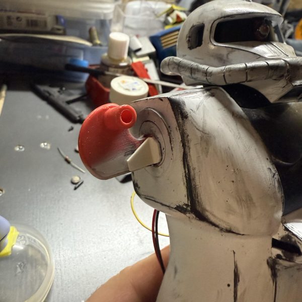 とりあえず、、光らせてみました。。真ん中にLED仕込んで終わりにしようかと思ったのですが、、やっぱり表情変えたくて、、WAVEだったか、コトブキヤだったかのポリキャップを顔に仕込みLEDのせてUVレジンで固めてって、ドムならこんな感じでオッケーだったのですが、、ギャンさん顔が子顔だから、、顔の中が干渉して動かせない。。再度筒無しで作りました。。色、、青色もいいかなぁ〜って思ったのですが、写真写りがあまり良くないんですよね。。。&nbsp;以前、改修したホワイトオーガーようやく依頼者の元に送る事になったのですが、、梱包の時に「ボキッ！！」古傷が、、、やはり、アルミ削り出しのバズーカが重いのもあって、、また付け根から、、、只今、修理＋補強中。。。（7枚目）