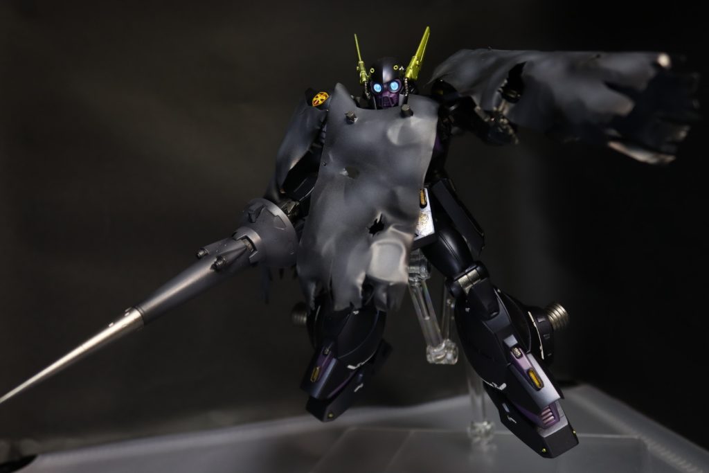 ショットランサーはコトブキヤの武器パーツに二門のビームバルカンとスコープを自作してつけました。マントはプラペーパーを火あぶりしてネオジム磁石で接続出来るようにしました。