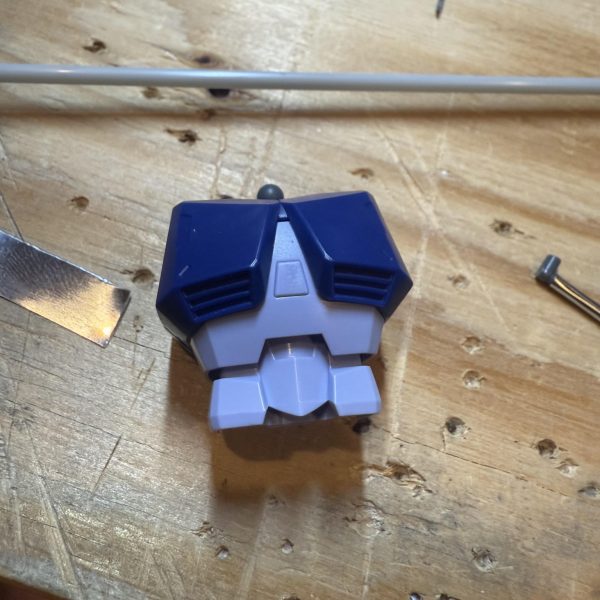 先週、、無性に鉄血のオルフェンズか見たくなりイッキ見、、その関係でか、ギャンさんの腰回りが寂しいなとなり、、、ノコで脇腹をぶった斬り腰関節に1.5mmだったか、2mmだったかのプラ板を挟み隙間を空けて廃ランナー2.5mmくらい（細めのやつ）にステンレス粘着テープを巻き付け、WAVEのプラパイプ（外径3.5×内径3だったかな）を通したら、、簡単油圧シンリンダーの完成(≧∀≦)vこれを脇腹に仮セット、、下だけ固定するだけでも十分雰囲気が出るんじゃないかなと、上下固定すると、写真の様に可動したりします。。因みにまだ仮止め（くっ付けると塗装面倒くさいので、）もう少し腰回りのディテールを増やしていこうかなと、、あと、、少し胴が長くなり日本人体型によったので足回り調整していきます。。&nbsp;う〜ん、、紅白イベントに軽く出すつもりでいたんだけどなぁ、、、笑（2枚目）