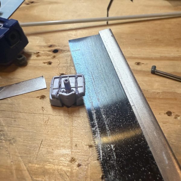 先週、、無性に鉄血のオルフェンズか見たくなりイッキ見、、その関係でか、ギャンさんの腰回りが寂しいなとなり、、、ノコで脇腹をぶった斬り腰関節に1.5mmだったか、2mmだったかのプラ板を挟み隙間を空けて廃ランナー2.5mmくらい（細めのやつ）にステンレス粘着テープを巻き付け、WAVEのプラパイプ（外径3.5×内径3だったかな）を通したら、、簡単油圧シンリンダーの完成(≧∀≦)vこれを脇腹に仮セット、、下だけ固定するだけでも十分雰囲気が出るんじゃないかなと、上下固定すると、写真の様に可動したりします。。因みにまだ仮止め（くっ付けると塗装面倒くさいので、）もう少し腰回りのディテールを増やしていこうかなと、、あと、、少し胴が長くなり日本人体型によったので足回り調整していきます。。&nbsp;う〜ん、、紅白イベントに軽く出すつもりでいたんだけどなぁ、、、笑（3枚目）