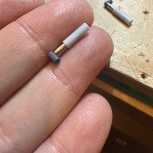 先週、、無性に鉄血のオルフェンズか見たくなりイッキ見、、その関係でか、ギャンさんの腰回りが寂しいなとなり、、、ノコで脇腹をぶった斬り腰関節に1.5mmだったか、2mmだったかのプラ板を挟み隙間を空けて廃ランナー2.5mmくらい（細めのやつ）にステンレス粘着テープを巻き付け、WAVEのプラパイプ（外径3.5×内径3だったかな）を通したら、、簡単油圧シンリンダーの完成(≧∀≦)vこれを脇腹に仮セット、、下だけ固定するだけでも十分雰囲気が出るんじゃないかなと、上下固定すると、写真の様に可動したりします。。因みにまだ仮止め（くっ付けると塗装面倒くさいので、）もう少し腰回りのディテールを増やしていこうかなと、、あと、、少し胴が長くなり日本人体型によったので足回り調整していきます。。&nbsp;う〜ん、、紅白イベントに軽く出すつもりでいたんだけどなぁ、、、笑（4枚目）