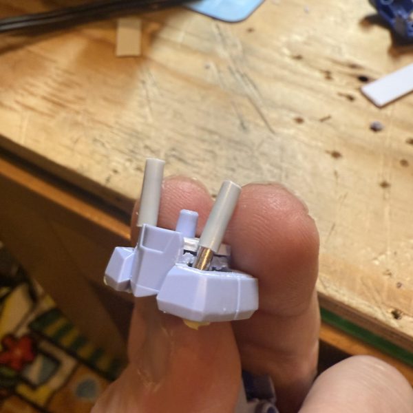 先週、、無性に鉄血のオルフェンズか見たくなりイッキ見、、その関係でか、ギャンさんの腰回りが寂しいなとなり、、、ノコで脇腹をぶった斬り腰関節に1.5mmだったか、2mmだったかのプラ板を挟み隙間を空けて廃ランナー2.5mmくらい（細めのやつ）にステンレス粘着テープを巻き付け、WAVEのプラパイプ（外径3.5×内径3だったかな）を通したら、、簡単油圧シンリンダーの完成(≧∀≦)vこれを脇腹に仮セット、、下だけ固定するだけでも十分雰囲気が出るんじゃないかなと、上下固定すると、写真の様に可動したりします。。因みにまだ仮止め（くっ付けると塗装面倒くさいので、）もう少し腰回りのディテールを増やしていこうかなと、、あと、、少し胴が長くなり日本人体型によったので足回り調整していきます。。&nbsp;う〜ん、、紅白イベントに軽く出すつもりでいたんだけどなぁ、、、笑（5枚目）