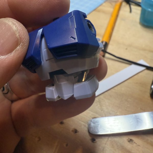 先週、、無性に鉄血のオルフェンズか見たくなりイッキ見、、その関係でか、ギャンさんの腰回りが寂しいなとなり、、、ノコで脇腹をぶった斬り腰関節に1.5mmだったか、2mmだったかのプラ板を挟み隙間を空けて廃ランナー2.5mmくらい（細めのやつ）にステンレス粘着テープを巻き付け、WAVEのプラパイプ（外径3.5×内径3だったかな）を通したら、、簡単油圧シンリンダーの完成(≧∀≦)vこれを脇腹に仮セット、、下だけ固定するだけでも十分雰囲気が出るんじゃないかなと、上下固定すると、写真の様に可動したりします。。因みにまだ仮止め（くっ付けると塗装面倒くさいので、）もう少し腰回りのディテールを増やしていこうかなと、、あと、、少し胴が長くなり日本人体型によったので足回り調整していきます。。&nbsp;う〜ん、、紅白イベントに軽く出すつもりでいたんだけどなぁ、、、笑（6枚目）