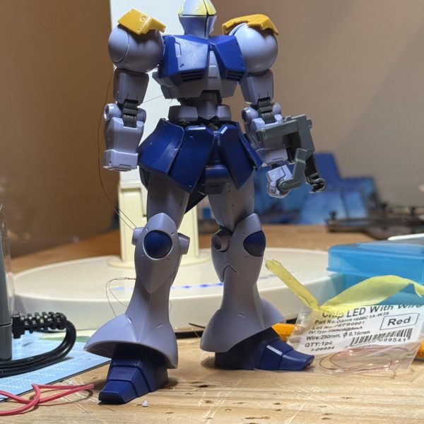 ガッツリやり出すと、完成しないままフェードアウトしそうなので、、あっさりと、、前回、胴回り1.5mm伸ばした関係で、日本人体型っぽくなったので、膝で、1.5mmくるぶしで1mm伸ばしてあげました。。（くるぶしプラ板たした写真撮り忘れちゃった。）ミサイルポッド、、、いや、、盾、装備から外します！！さて、、色、白、、銀、、どうするか、、&nbsp;アルミバズーカの重みで破損したデカいザク、、、何とか直すことができました。。&nbsp;（2枚目）