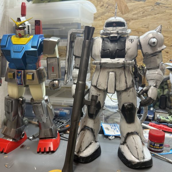 ガッツリやり出すと、完成しないままフェードアウトしそうなので、、あっさりと、、前回、胴回り1.5mm伸ばした関係で、日本人体型っぽくなったので、膝で、1.5mmくるぶしで1mm伸ばしてあげました。。（くるぶしプラ板たした写真撮り忘れちゃった。）ミサイルポッド、、、いや、、盾、装備から外します！！さて、、色、白、、銀、、どうするか、、&nbsp;アルミバズーカの重みで破損したデカいザク、、、何とか直すことができました。。&nbsp;（7枚目）