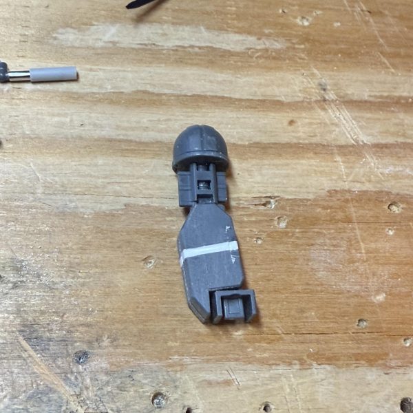 ガッツリやり出すと、完成しないままフェードアウトしそうなので、、あっさりと、、前回、胴回り1.5mm伸ばした関係で、日本人体型っぽくなったので、膝で、1.5mmくるぶしで1mm伸ばしてあげました。。（くるぶしプラ板たした写真撮り忘れちゃった。）ミサイルポッド、、、いや、、盾、装備から外します！！さて、、色、白、、銀、、どうするか、、&nbsp;アルミバズーカの重みで破損したデカいザク、、、何とか直すことができました。。&nbsp;（3枚目）