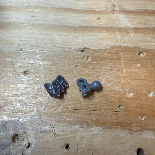 ガッツリやり出すと、完成しないままフェードアウトしそうなので、、あっさりと、、前回、胴回り1.5mm伸ばした関係で、日本人体型っぽくなったので、膝で、1.5mmくるぶしで1mm伸ばしてあげました。。（くるぶしプラ板たした写真撮り忘れちゃった。）ミサイルポッド、、、いや、、盾、装備から外します！！さて、、色、白、、銀、、どうするか、、&nbsp;アルミバズーカの重みで破損したデカいザク、、、何とか直すことができました。。&nbsp;（4枚目）