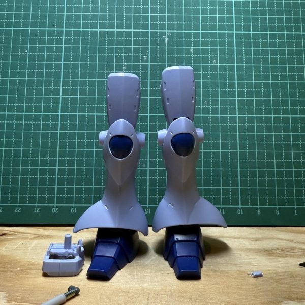 ガッツリやり出すと、完成しないままフェードアウトしそうなので、、あっさりと、、前回、胴回り1.5mm伸ばした関係で、日本人体型っぽくなったので、膝で、1.5mmくるぶしで1mm伸ばしてあげました。。（くるぶしプラ板たした写真撮り忘れちゃった。）ミサイルポッド、、、いや、、盾、装備から外します！！さて、、色、白、、銀、、どうするか、、&nbsp;アルミバズーカの重みで破損したデカいザク、、、何とか直すことができました。。&nbsp;（5枚目）