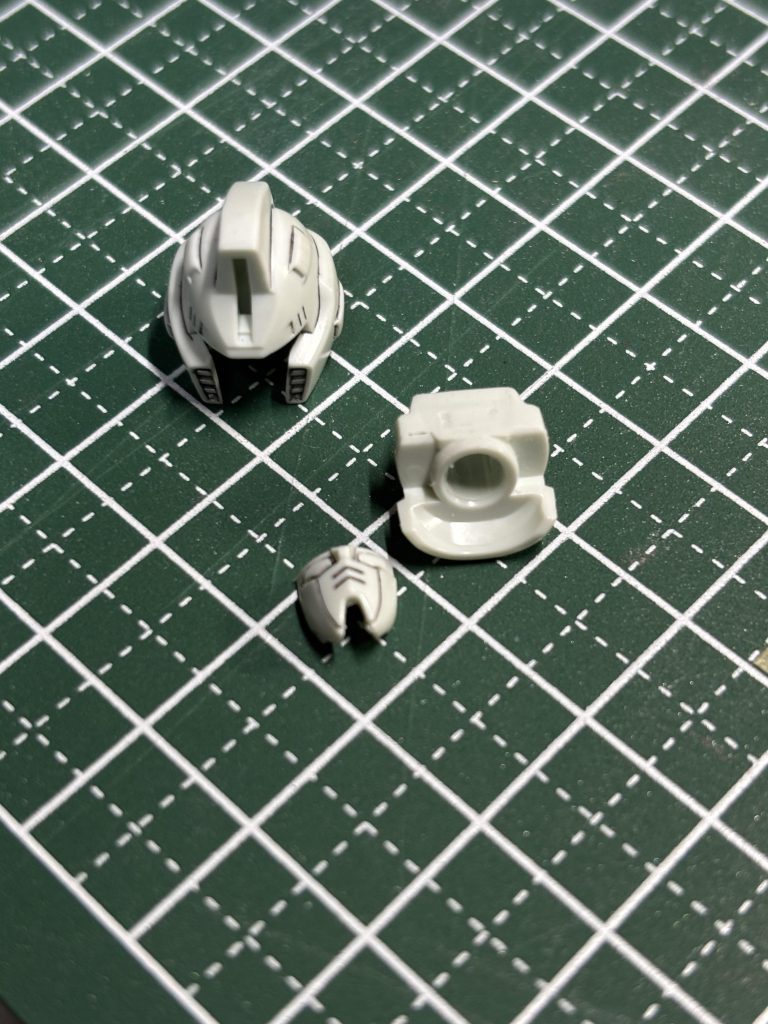 顔面の工作。ヘルメットの内側も削りフェイスパーツとのクリアランスを少し開けてます。