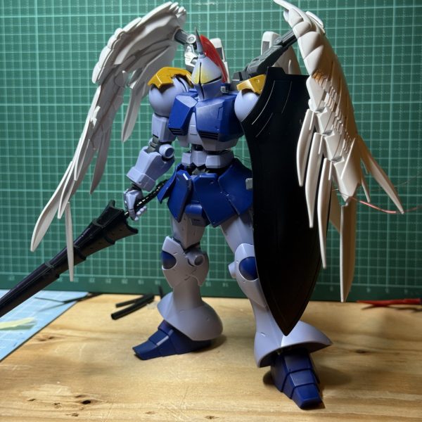 ガッツリやり出すと、完成しないままフェードアウトしそうなので、、あっさりと、、前回、胴回り1.5mm伸ばした関係で、日本人体型っぽくなったので、膝で、1.5mmくるぶしで1mm伸ばしてあげました。。（くるぶしプラ板たした写真撮り忘れちゃった。）ミサイルポッド、、、いや、、盾、装備から外します！！さて、、色、白、、銀、、どうするか、、&nbsp;アルミバズーカの重みで破損したデカいザク、、、何とか直すことができました。。&nbsp;（6枚目）