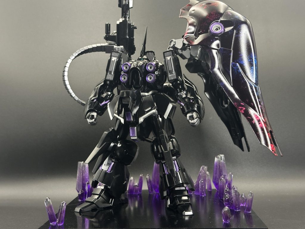 別のオリジナル機体用に羽を2枚使用したため、残った2枚を左肩に集中、開いた右肩に1987年発売の1/144FAZZのハイパー・メガ・カノンを載せました。