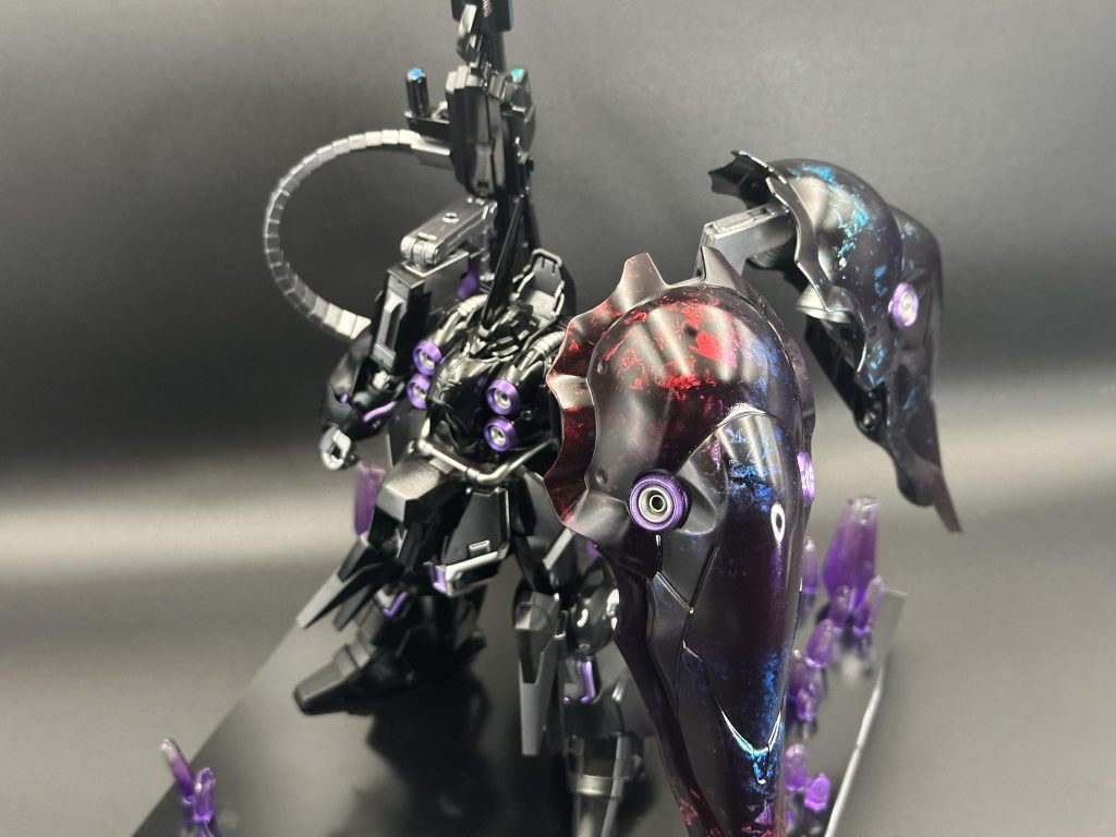 羽のラップ塗装は赤と青でランダムにグラデーションにしています。