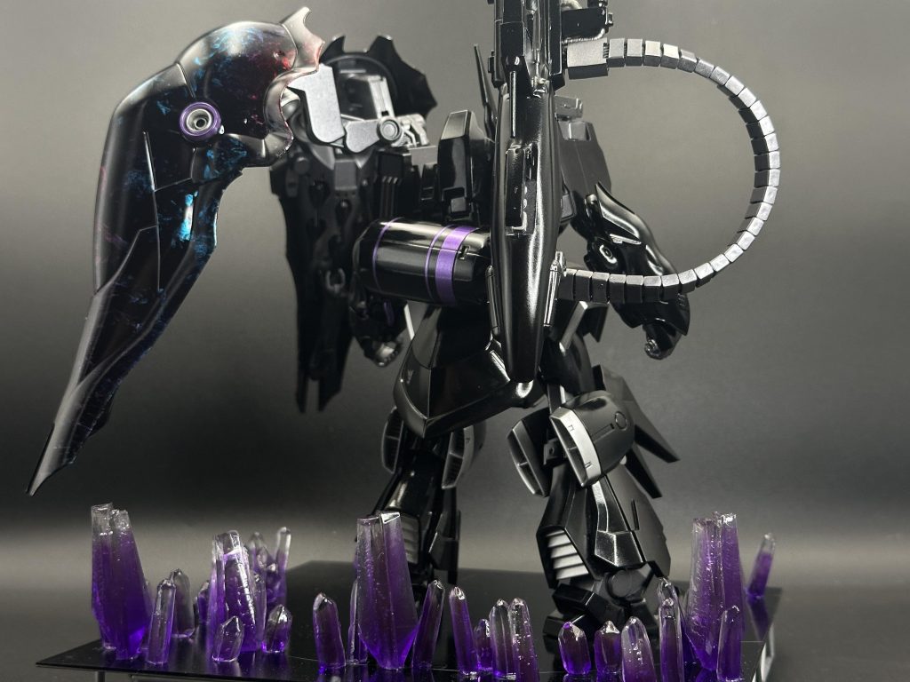 背面にはジャンクパーツを組み合わせて作ったエネルギータンクを背負っています。ハイパー・メガ・カノンの為だけのタンクです。